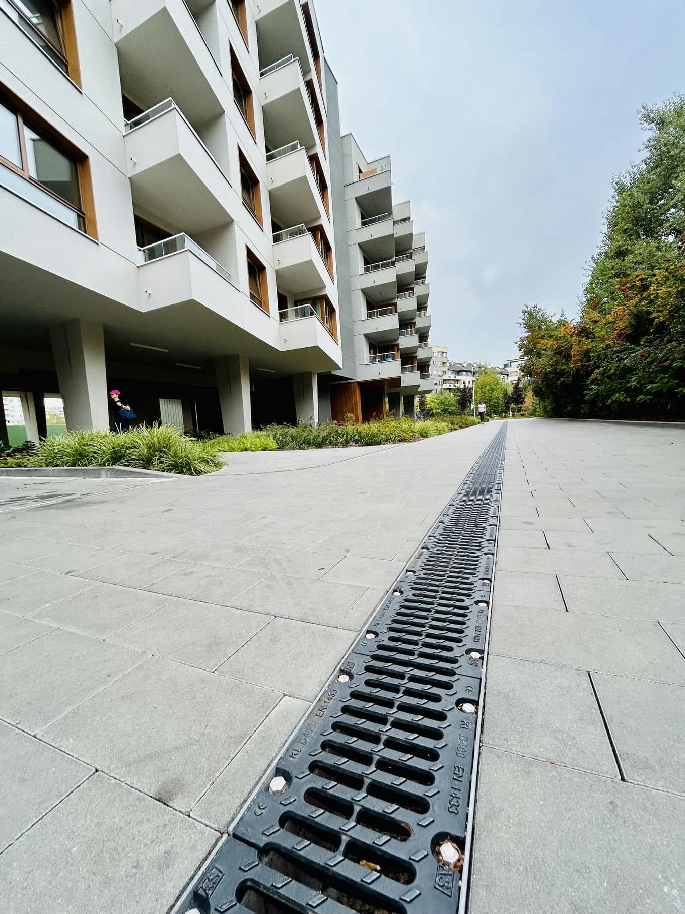 odwodnienie liniowe przed blokiem